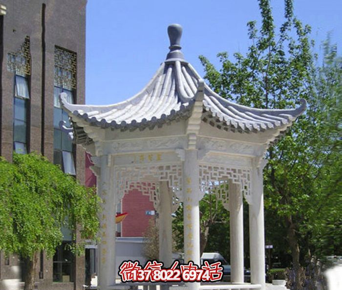 精美漢白玉鏤空涼亭，為校園休息區提供清涼休息空間