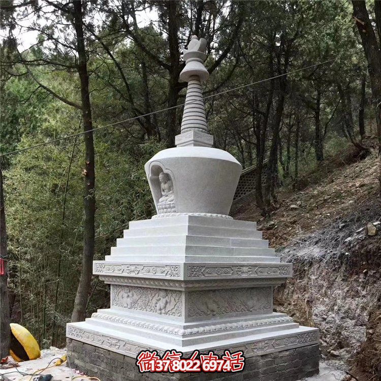 古老漢白玉石雕舍利塔，紀念古代寺廟的傳統藝術