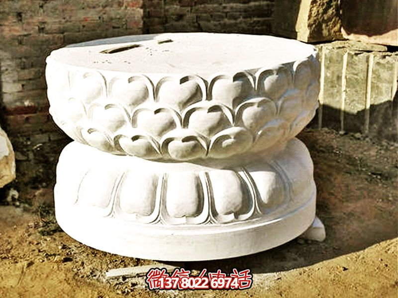 漢白玉制須彌座佛像，以精美圓形飾就古樸寺院