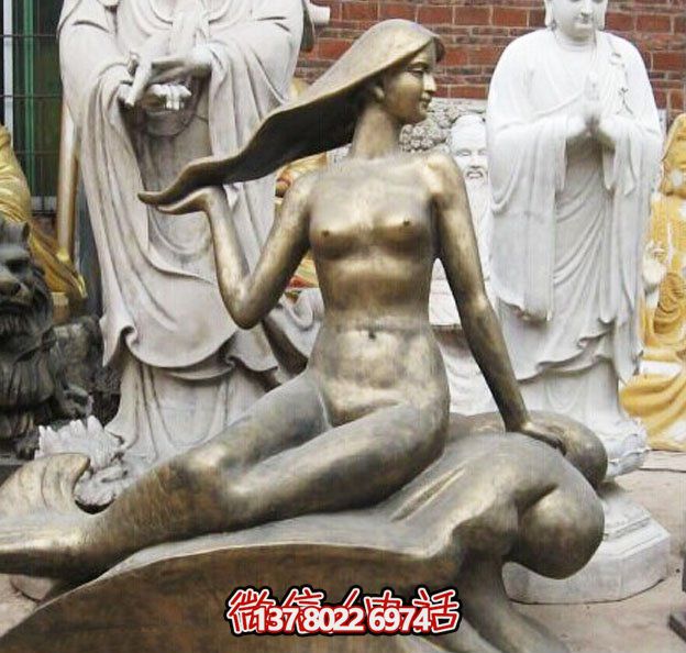 街道上擺放的手摸頭發的玻璃鋼噴漆美人魚雕塑